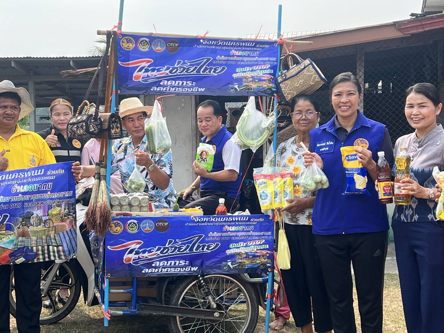 อำเภอนาทม ตะลุย! “รถพุ่มพวง ไทยช่วยไทย” ขนของถูกถึงหน้าบ้าน ช่วยชาวบ้านสู้ค่าครองชีพ