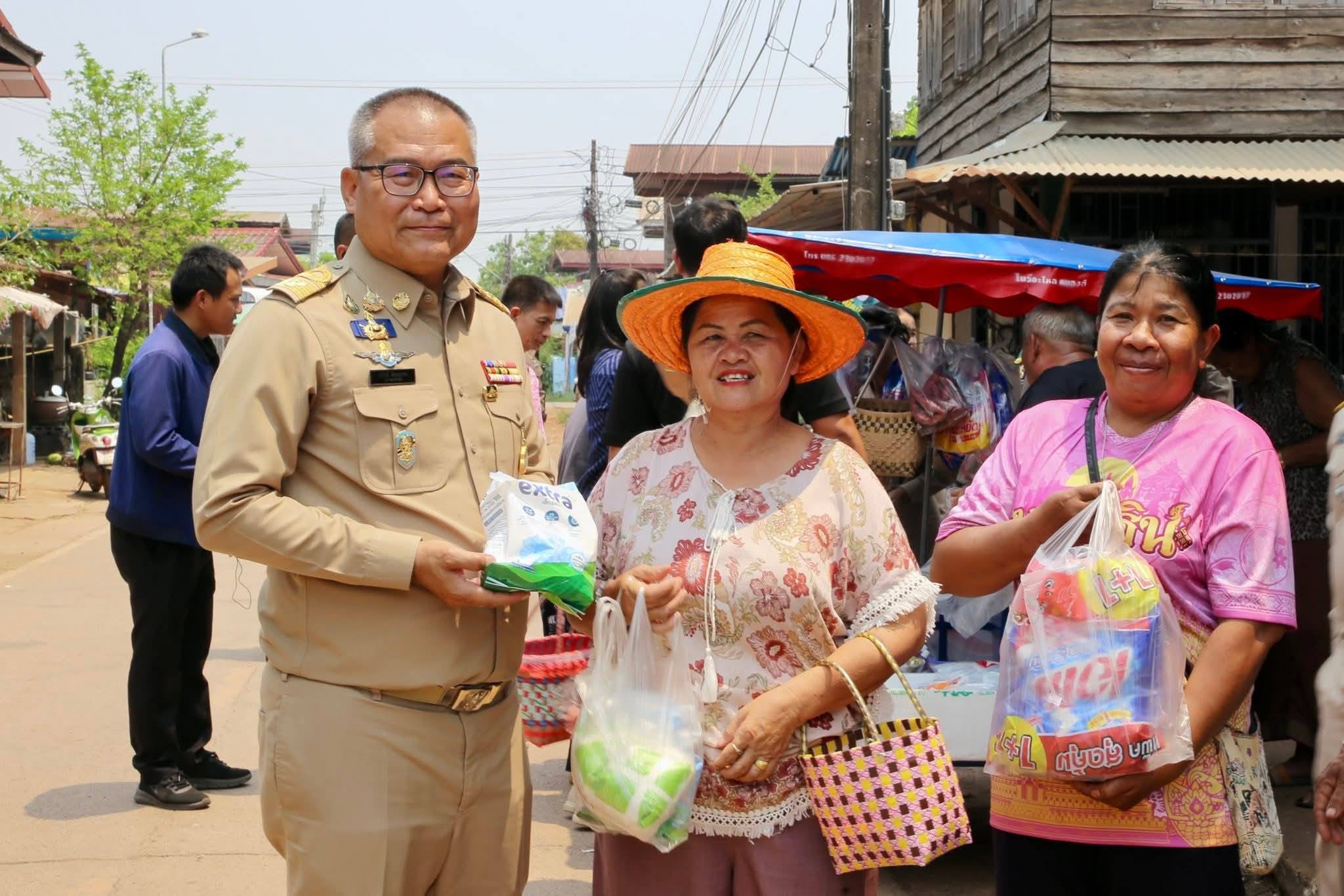 อำเภอนาทม : ขานรับนโยบายเดินหน้า "ไทยช่วยไทย" ลดภาระ ลดค่าครองชีพ นำสินค้า OTOP ผลิตภัณฑ์จากโคก หนอง นา สินค้าอุปโภคบริโภค มาจำหน่ายในราคาทุนและลดราคาพิเศษให้แก่พี่น้องอำเภอนาทม